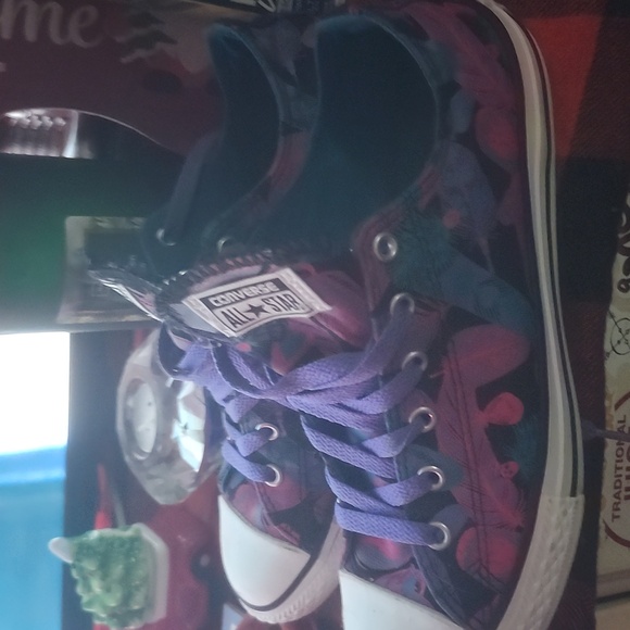 Converse shoes - Picture 2 of 8